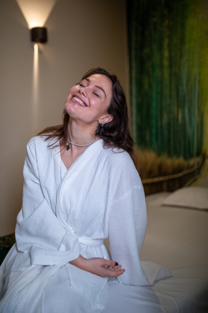 年轻女子在水疗中心享受放松时光。图库图片图片下载