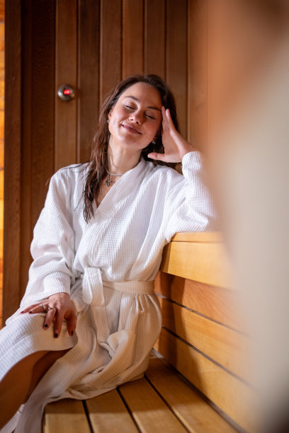 年轻女子在宁静的桑拿房中放松，图片素材图片下载