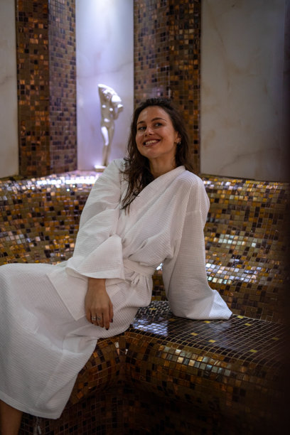 女人在豪华水疗蒸汽房中放松。图片素材图片下载