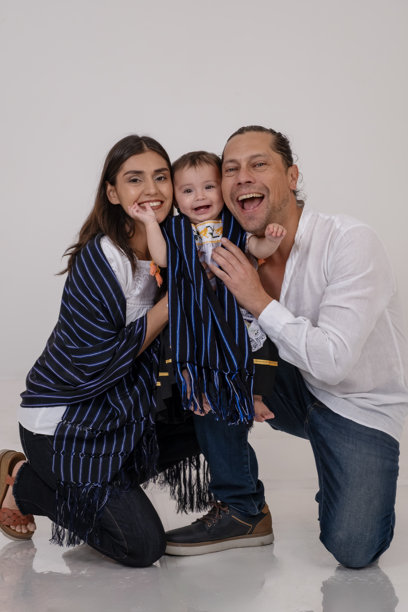 一家人穿着传统服装拍摄照片图片下载