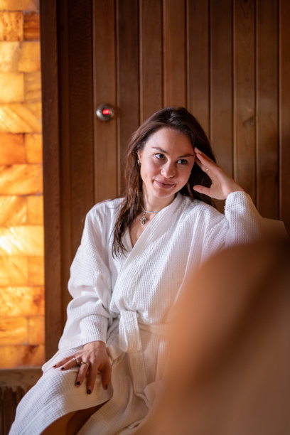 穿着浴袍的女子正在享受水疗放松。素材图片图片下载