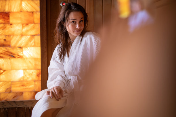 年轻女子在盐墙桑拿水疗中心放松。素材图片图片下载