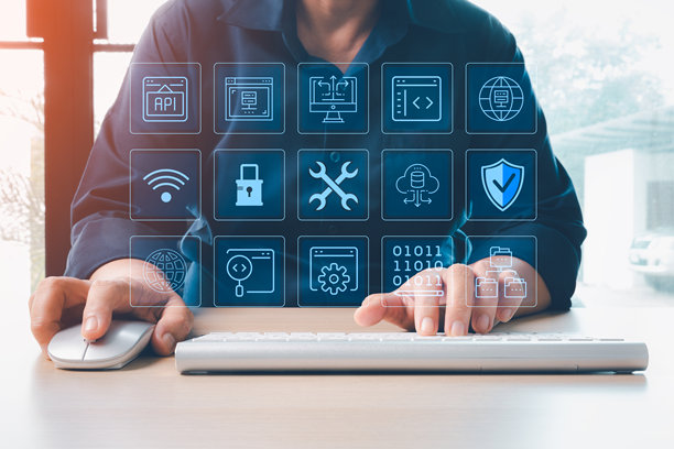开发人员使用电脑，数字API系统图标界面，代表软件开发、系统集成、网络安全、云服务、编程工作流程、现代商业技术解决方案图片下载