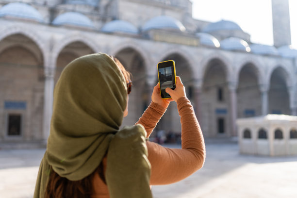 一名女子在伊斯坦布尔旅行，拍摄清真寺照片图片下载