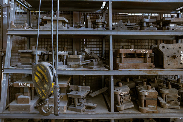 工业货架上的金属印章和模具图片下载
