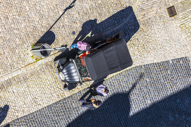 导游带着一辆老式复古汽车等待游客图片下载