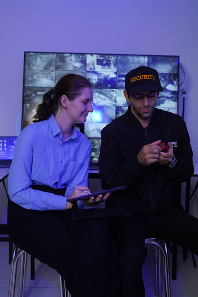 安保人员正在审视监控摄像头的屏幕以寻找证据。图片下载