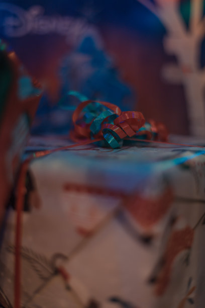 装饰好的圣诞树下摆放着包装好的礼物，充满了圣诞和新年庆祝的节日气氛。这张图片传达了温暖、喜悦和魔幻般的节日氛围，非常适合用于季节性促销和节日主题设计。图片下载