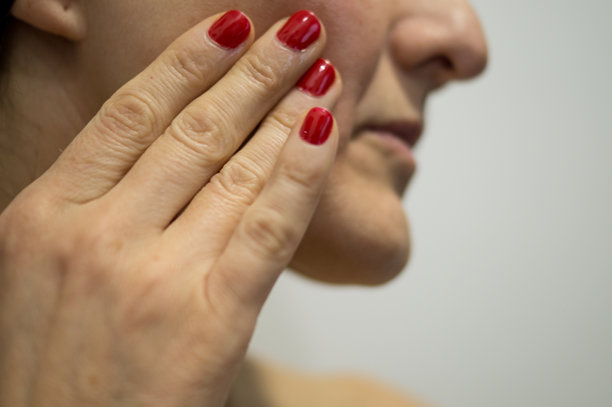 女性作为抗衰老护肤程序的一部分涂抹面霜或精华液图片下载