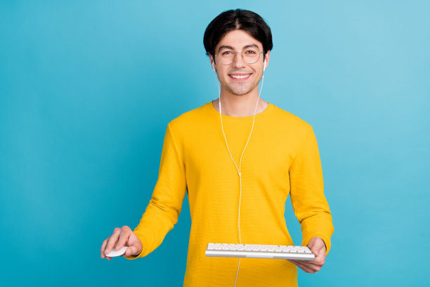 照片：一个年轻男子，表情不悦、悲伤、沮丧、担忧、紧张，遇到问题、麻烦，孤立无援，背景为蓝色图片下载