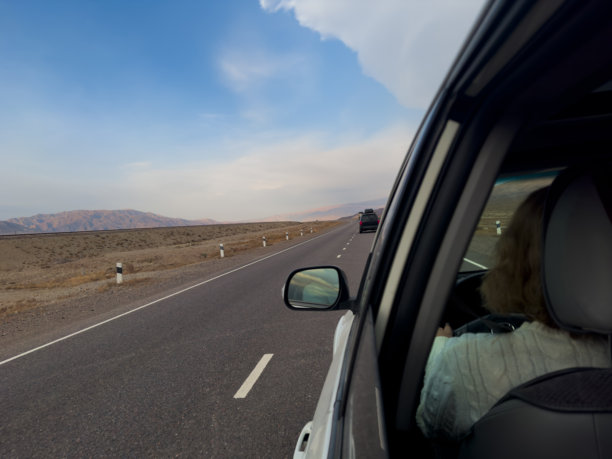 吉尔吉斯斯坦干旱山地草原公路旅行，车内视角。图片下载