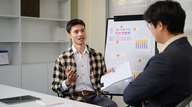 会议室里，一名男子正在展示和推介商业想法的系列照片图片下载