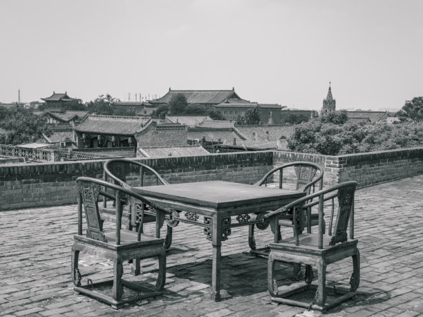 古风中式家具摆放在屋顶图片下载