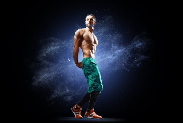 健身男性。在深色背景下摆姿势的健美青年。进行锻炼的运动型男性。一位肌肉发达的健身模特在黑暗中，使用哑铃、杠铃和健身器材进行锻炼的照片。图片下载