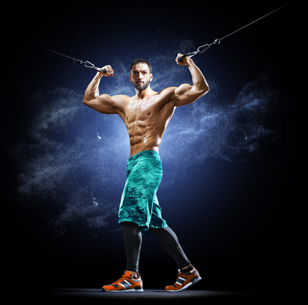 健身男子。年轻健壮的男子在黑暗背景下锻炼。肌肉发达的健身模特手持哑铃、杠铃和健身器材锻炼的照片。健身与健康理念。黑暗。图片下载