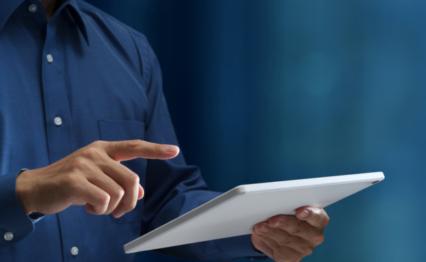 男子使用平板电脑。特写手点击平板屏幕。图片下载