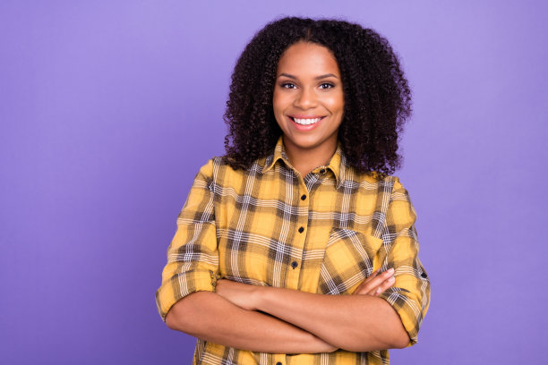 照片：一个黑皮肤的女子，表情忧虑、不开心、沮丧，咬着嘴唇，情绪糟糕，孤立在紫色背景上图片下载