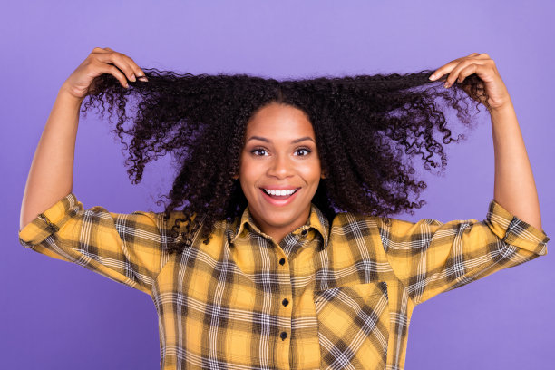 照片：担心、不开心、沮丧的深肤色女性咬嘴唇、咬牙切齿，情绪低落，孤立在紫色背景上图片下载