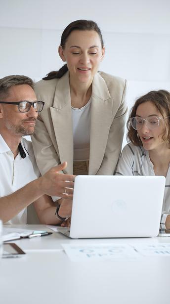 商务人士在办公室协作会议上一起工作，在笔记本电脑屏幕上查看数据，分享见解，强调专业的团队合作。图片下载