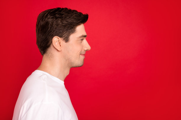 照片肖像：惊讶的棕发女子穿着休闲T恤，非常开心，背景是鲜艳的红色，孤立拍摄。图片下载