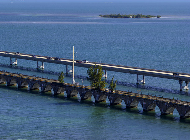 弗罗里达礁岛群老铁路线上弗雷德树的航拍照片，摄于2025年左右图片下载