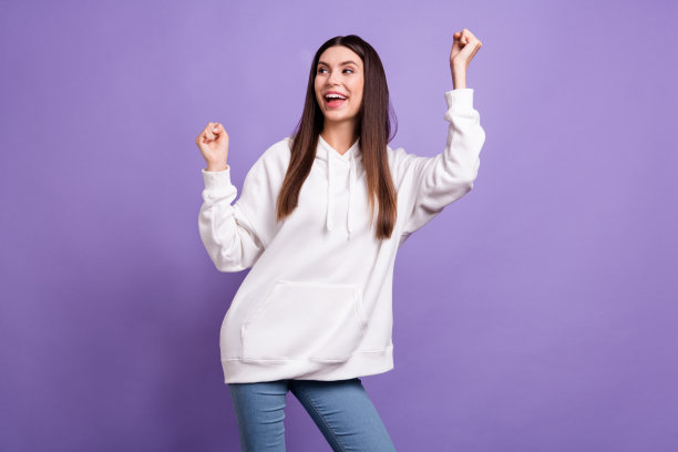 照片：开心、快乐、惊讶、兴奋的女性，好心情，带着笑容，新闻反应表情，孤立在紫色背景上图片下载