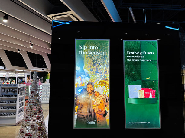 曼彻斯特商店里的圣诞购物，有节日广告和现代数字显示屏图片下载