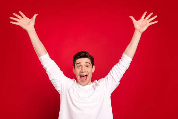 照片肖像，惊叹的棕发美女穿着休闲T恤，喜悦开心，孤立在明亮的红色彩背景上图片下载