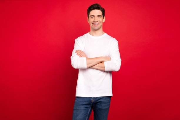 照片肖像：惊喜的棕发女子穿着休闲T恤，在明亮的红色背景前喜出望外，背景明亮图片下载