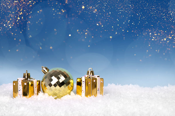 圣诞树、金色球饰和礼品盒图片下载