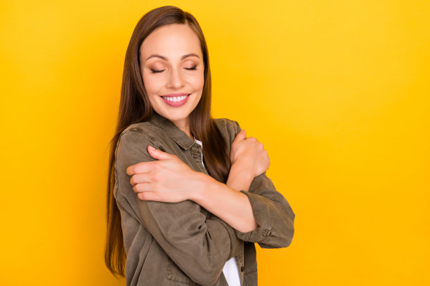 照片：年轻快乐的女人，憧憬着，想象着空荡的空间，新闻，特卖，孤立在黄色背景上图片下载