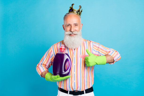 照片：老年男子开心正面微笑庆祝胜利，欢呼，冠军，孤立在蓝色背景上图片下载