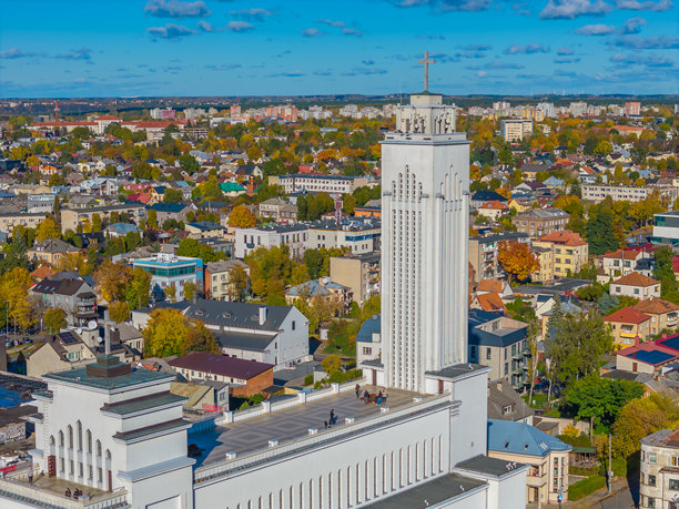 立陶宛考纳斯的基督复活教堂。无人机航拍照片图片下载
