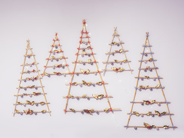 节日木制圣诞树墙饰，由带装饰品的小格栅框架制成图片下载