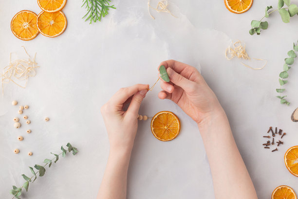 用干橙片、木珠和桉树叶制成的圣诞玩具，节日室内装饰图片下载