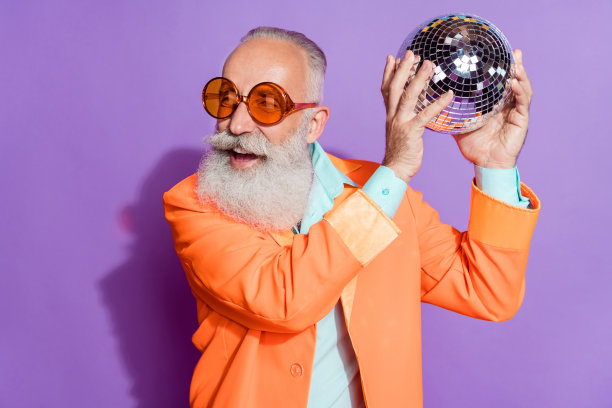 照片，一位表情惊讶、震惊、快乐的老人，对销售信息做出反应，孤立在紫色背景上图片下载