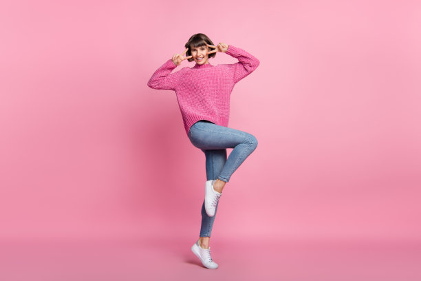 快乐迷人的积极女性的全身照片，心情愉悦，在粉彩色背景上孤立图片下载