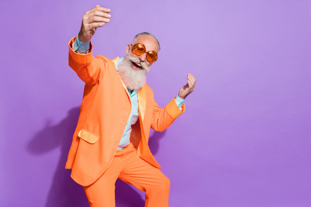 照片：一位年迈男子惊讶、震惊、愉悦的反应，新闻、促销信息，孤立在紫色背景上图片下载