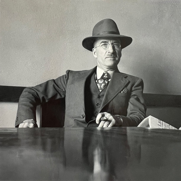 身着西装、头戴帽子的男士，黑白老照片风格，拍摄于 20 世纪 40 年代图片下载