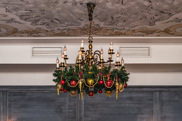 复古吊灯，装饰有圣诞饰品。图片下载