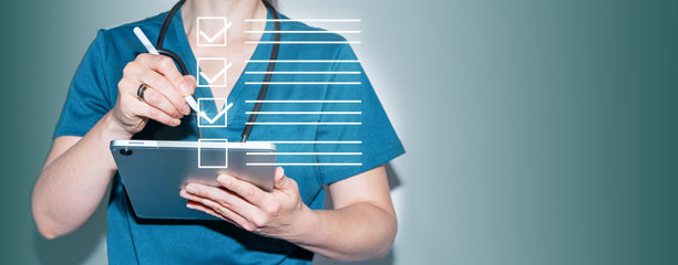 医生在屏幕上填写电子清单，以维护医疗记录并提高患者护理效率。在线医疗。图片下载