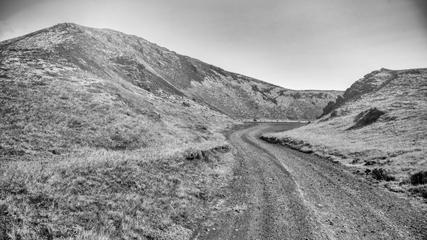 沿着冰岛的公路行驶，接近火山地区，风景壮丽。图片下载