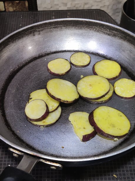 锅里的红薯片 - 高清图库照片图片下载