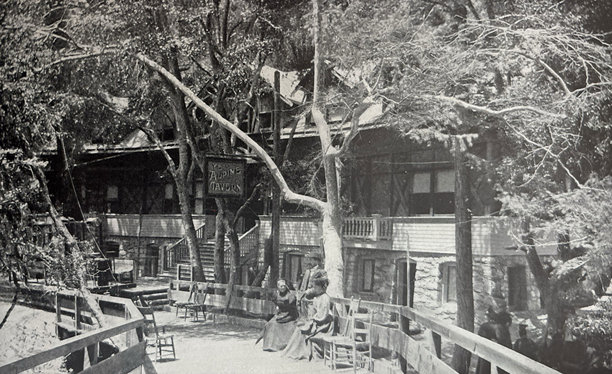 古董插画 - 南加州阿尔卑斯山酒吧外的女性图片下载