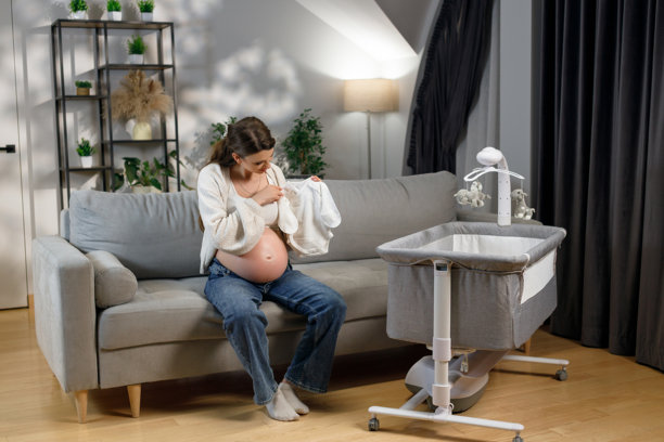 孕妇抱着婴儿衣服图片下载