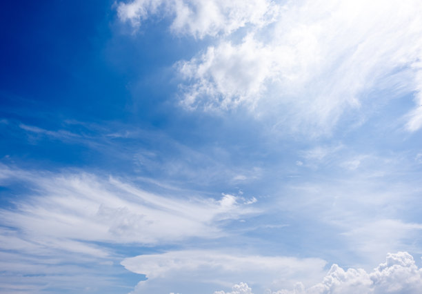 一望无际的蔚蓝天空和云彩全景，带有细小云朵的蓝天背景。蓝天中的白色蓬松云朵。迷人的股市照片，展示了天空和云彩令人着迷的美丽。图片下载