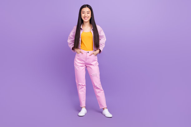 身穿粉色夹克的年轻时尚的棕色头发女士的个人资料照片，手中留有空白区域，在紫色背景下独立拍摄图片下载