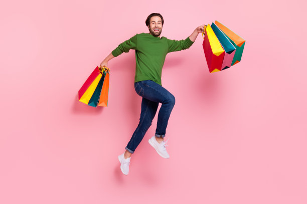 照片：不满意、情绪化的闭眼人物，双臂擦拭眼泪，穿着毛衣，孤立在粉色背景上图片下载