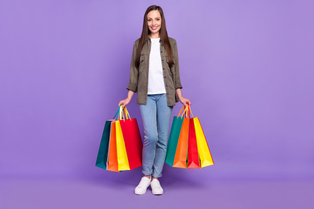 微笑、心情愉悦的女商人，双手交叉，领导者风范，独立于紫色背景的全尺寸照片图片下载