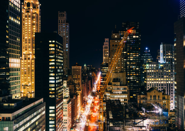 纽约曼哈顿摩天大楼的鸟瞰和全景视图。曼哈顿市中心夜景的俯视。图片下载